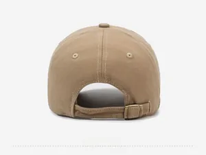 Dettaglio posteriore del cappello in cotone kaki con fibbia in metallo regolabile