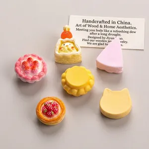 Collection de six mini gâteaux aux fraises en résine pour bricolage et maisons de poupées