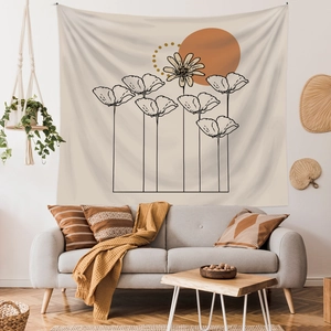 Tapisserie florale abstraite avec géométrie orange dans un décor bohème minimaliste