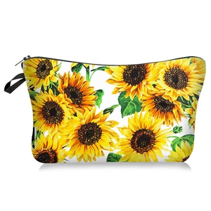 Détail de la trousse à maquillage imprimé tournesol avec fermeture éclair et sangle noire