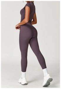 Dettaglio set yoga a vita alta in tessuto spazzolato con assorbimento dell'umidità