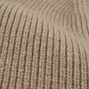Warme khakifarbene Rippstrick-Beanie mit Smiley-Stickerei für winterliche Outdoor-Wärme