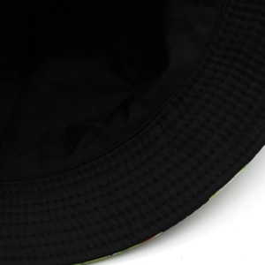 Vista macro di un cappello da pescatore nero con cuciture rinforzate e tesa stampata colorata