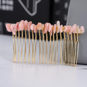 Dettaglio del pettine per capelli con pietre di cristallo rosa e filo d'oro intrecciato