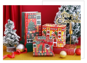 Nahaufnahme eleganter roter und grüner Weihnachtsgeschenkboxen mit Bändern und Deko