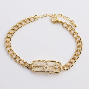 Verstellbares goldenes Armband mit Stern und Mond und Zirkonia auf weißem Hintergrund