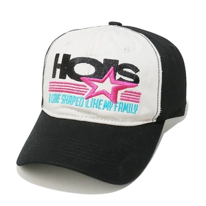 Détail de la broderie de lettres Holy et de l'étoile rose sur la casquette en coton