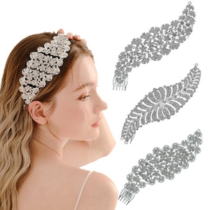 Dettaglio di pettini per capelli da sposa argentati con perle e strass su sfondo bianco