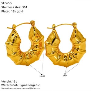 Dettaglio orecchini a cerchio texture bambù placcati oro 18k con misure di 30mm