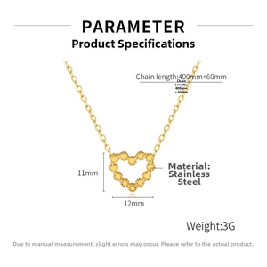 Vue détaillée du collier pendentif cœur en acier inoxydable doré avec dimensions et poids