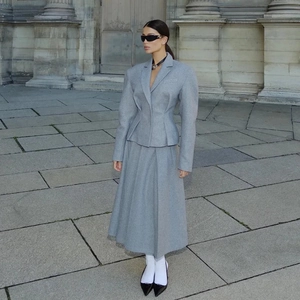 Ensemble chic gris avec blazer cintré en laine et jupe midi plissée évasée pour femme