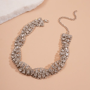Elegante collana a più file di strass argentati con chiusura a moschettone regolabile