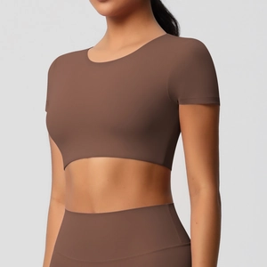 Ensemble de yoga moka deux pièces avec crop top à manches courtes et legging gainant