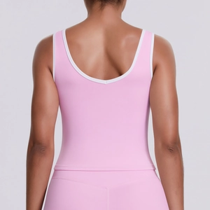Vue détaillée du débardeur de yoga rose avec bordures contrastées blanches et dos nu en U