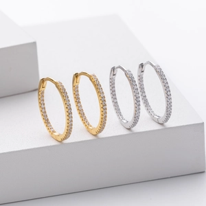 Détails rapprochés des boucles d'oreilles S925 or et argent avec zircon brillant