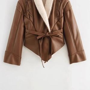 Veste courte marron en simili cuir doublée de fourrure blanche avec taille lacée
