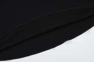 Vue détaillée de l'ourlet en tissu noir avec une finition de couture overlock de qualité