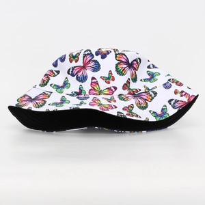 Detalle de un gorro de pescador reversible con estampado de mariposas y forro interior negro