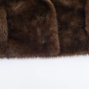 Veste en fausse fourrure marron pour femme avec texture peluche et détail bouton