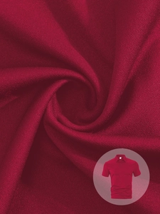 Vista macro della trama del tessuto piqué bordeaux e della maglia della polo traspirante