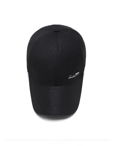 Vue de dessus de la casquette noire en coton avec structure 6 pans et broderie CAP
