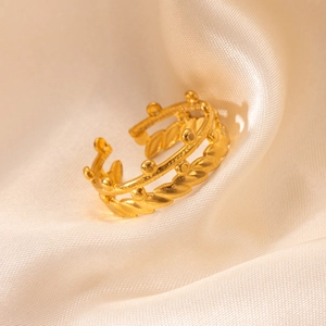Detail of 18K gold-plated double-layer ring with leaf pattern and small beads on silk