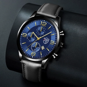 Détail d'une montre à quartz pour homme avec cadran bleu texturé et bracelet en cuir
