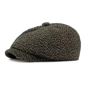 Klassische Schiebermütze für Herren aus braunem Tweed mit Fischgrätenmuster Textur