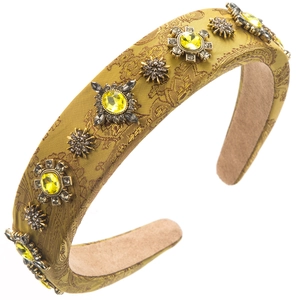 Dettaglio del cerchietto barocco con cristalli gialli e motivo paisley in seta