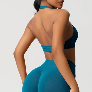 Détail du legging de yoga bleu canard et du soutien-gorge de sport sans couture