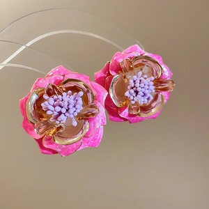 Macro de boucles d'oreilles rose en 3D avec pétales en émail rose et bords dorés