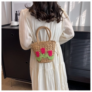 Details der Stroh-Eimertasche mit Tulpen-Stickerei und weißem Perlen-Schultergurt