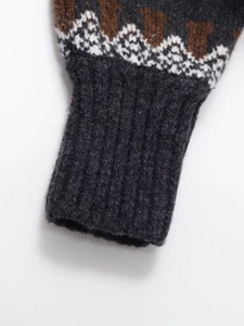 Dettaglio del polsino in maglia jacquard con trama a coste grigio scuro sul bordo