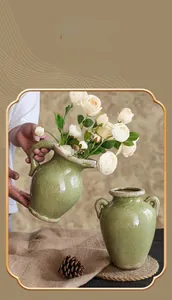 Dettaglio della trama smaltata a crepe verde su vasi in ceramica classici per la casa