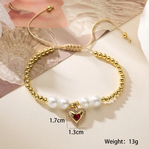 Detail shot of gold heart pendant bracelet with dimensions 1.7cm and weight 13g
