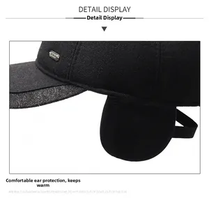 Dettaglio del cappellino invernale con paraorecchie pieghevoli e texture in lana