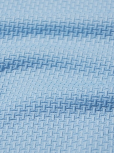 Vue macro du tissu polo bleu clair avec une texture tricotée 3D et respirante