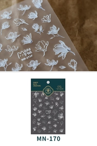 Vue macro de stickers ongles 3D fleurs de magnolia avec adhésif ultra-fin et emballage