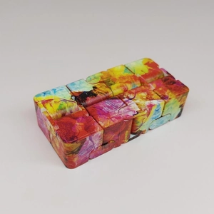 Vista dettagliata del cubo infinito colorato con graffiti per alleviare lo stress