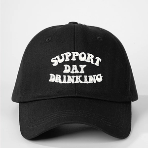 Dettaglio del ricamo 3D bianco Support Day Drinking su un cappellino da baseball nero