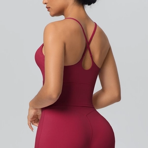 Détail d'un soutien-gorge de sport à dos croisé bordeaux et d'un legging taille haute