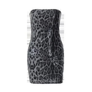 Gros plan de paillettes scintillantes à motif léopard sur une robe moulante bustier