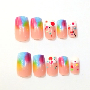 Détails de faux ongles carrés pastel macaron avec des motifs à pois multicolores