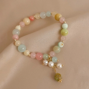 Bracelet perlé pastel avec perles d'eau douce et pendentif sur satin beige