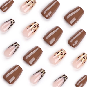 Faux ongles ballerine marrons avec motif léopard et touches de paillettes dorées