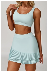 Detail des plissierten Saums des hellminzblauen Sportrocks und des elastischen Stoffes