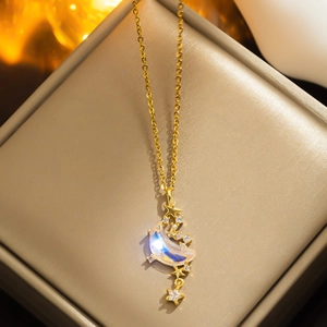 Detail einer Goldhalskette mit Regenbogen-Mond und Sternanhänger in Geschenkbox