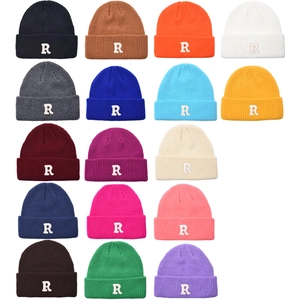 Berretto invernale in maglia con patch lettera R disponibile in 17 colori a tinta unita