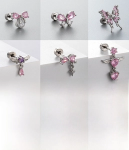 Details von Chirurgenstahl-Ohrsteckern mit rosa Schmetterlings- und Herz-Zirkonia-Steinen