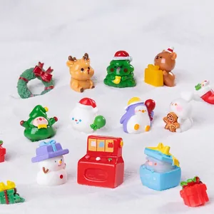 Ensemble de ville de Noël miniature avec rennes et bonhommes de neige sur fond enneigé